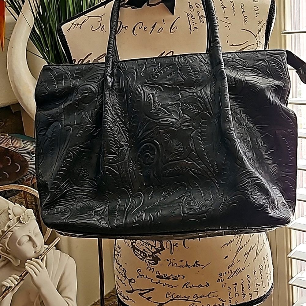 SPACEY BLACK (LOOKS LIKE LEATHER) EMBOSSED TOTE